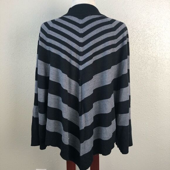 NWT Larry Levine Poncho Style Top Size Medium - Picture 6 of 7